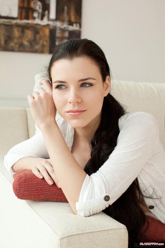 У брюнетистой девушки Valeria Alexa очень красивые глазки